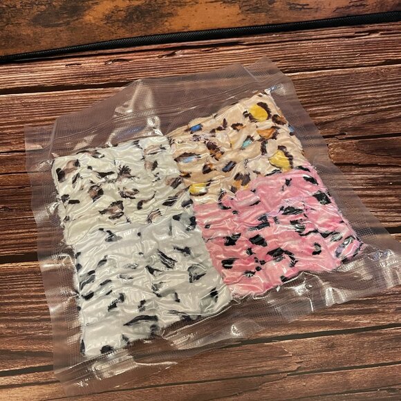 Face Washing Wrist Bands Fun Cheetah Print 8 PCS (4 pairs) (SKU: 28MI) - Picture 2 of 8